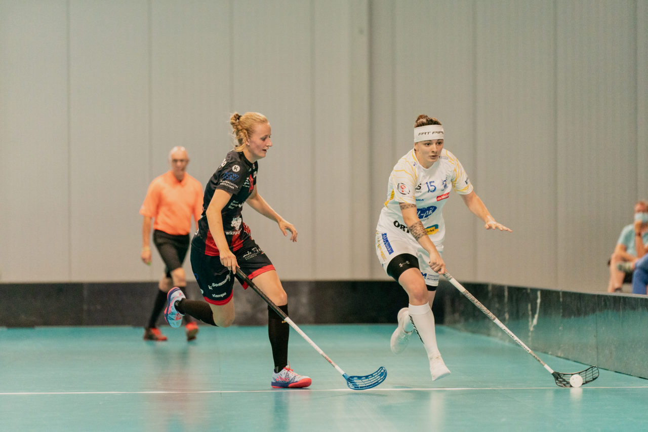 Mobiliar Trophy, Red Ants Rychenberg Winterthur - Kloten-Dietlikon Jets, Switzerland: 21.08.2020, Winterthur, Win-4 Trainingshalle, Natalie Martinakova (Nr. 15, Kloten-Dietlikon Jets) am Ball

Credit: Claudio Schwarz, unihockey-fotos.ch