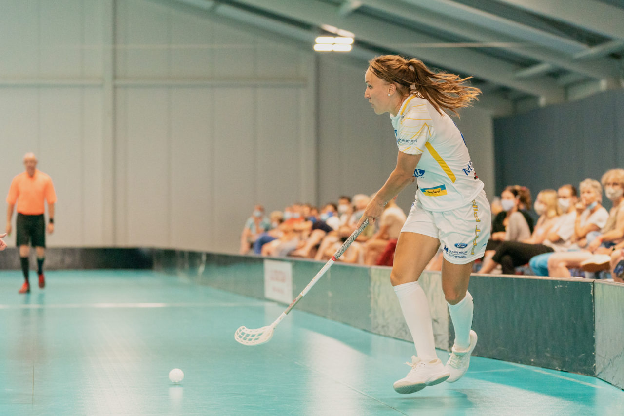 Mobiliar Trophy, Red Ants Rychenberg Winterthur - Kloten-Dietlikon Jets, Switzerland: 21.08.2020, Winterthur, Win-4 Trainingshalle, Brigitte Mischler (Nr. 8, Kloten-Dietlikon Jets) spielt den Ball

Credit: Claudio Schwarz, unihockey-fotos.ch