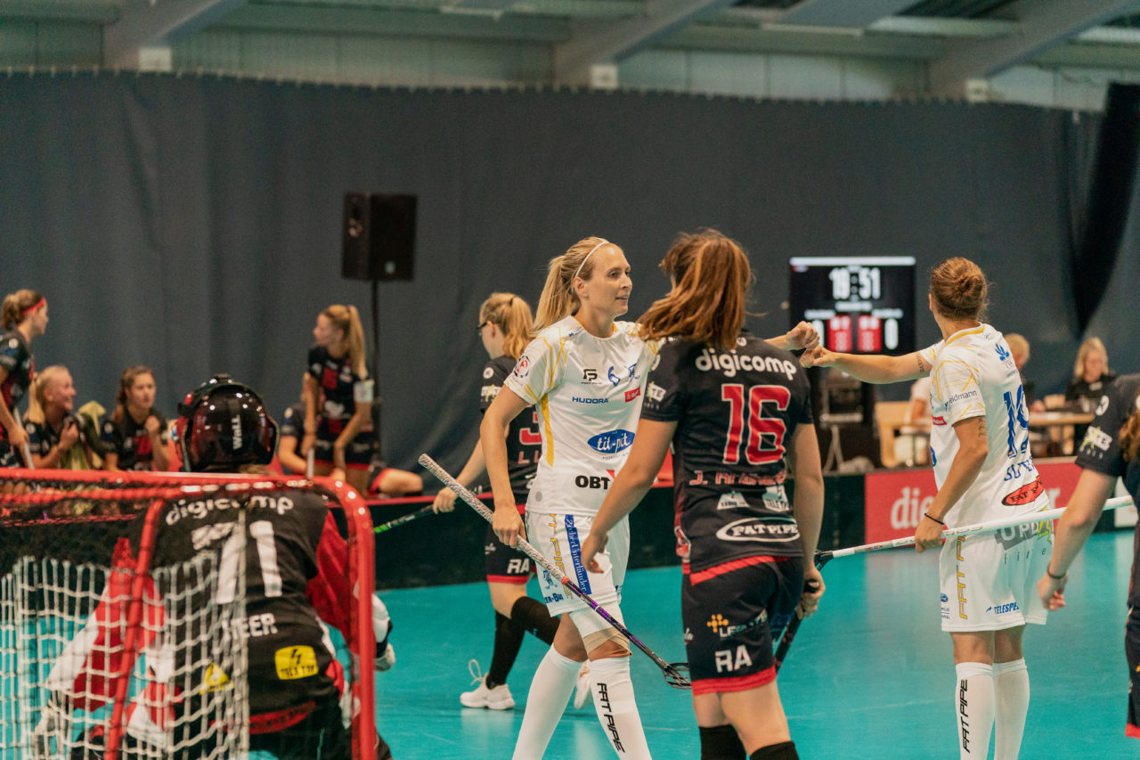 Mobiliar Trophy, Red Ants Rychenberg Winterthur - Kloten-Dietlikon Jets, Switzerland: 21.08.2020, Winterthur, Win-4 Trainingshalle, Michelle Wiki (Nr. 6, Kloten-Dietlikon Jets) jubelt mit Julia Suter (Nr. 19, Kloten-Dietlikon Jets) 

Credit: Claudio Schwarz, unihockey-fotos.ch