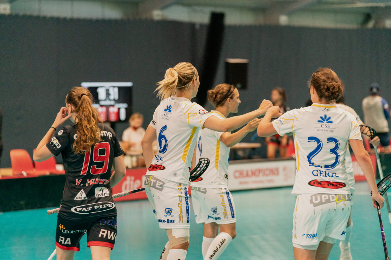 Mobiliar Trophy, Red Ants Rychenberg Winterthur - Kloten-Dietlikon Jets, Switzerland: 21.08.2020, Winterthur, Win-4 Trainingshalle, Michelle Wiki (Nr. 6, Kloten-Dietlikon Jets) jubelt mit Isabelle Gerig (Nr. 23, Kloten-Dietlikon Jets) 

Credit: Claudio Schwarz, unihockey-fotos.ch