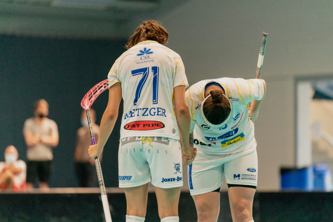 Mobiliar Trophy, Red Ants Rychenberg Winterthur - Kloten-Dietlikon Jets, Switzerland: 21.08.2020, Winterthur, Win-4 Trainingshalle, Natalie Martinakova (Nr. 15, Kloten-Dietlikon Jets) verneigt sich vor Nina Metzger (Nr. 71, Kloten-Dietlikon Jets) 

Credit: Claudio Schwarz, unihockey-fotos.ch