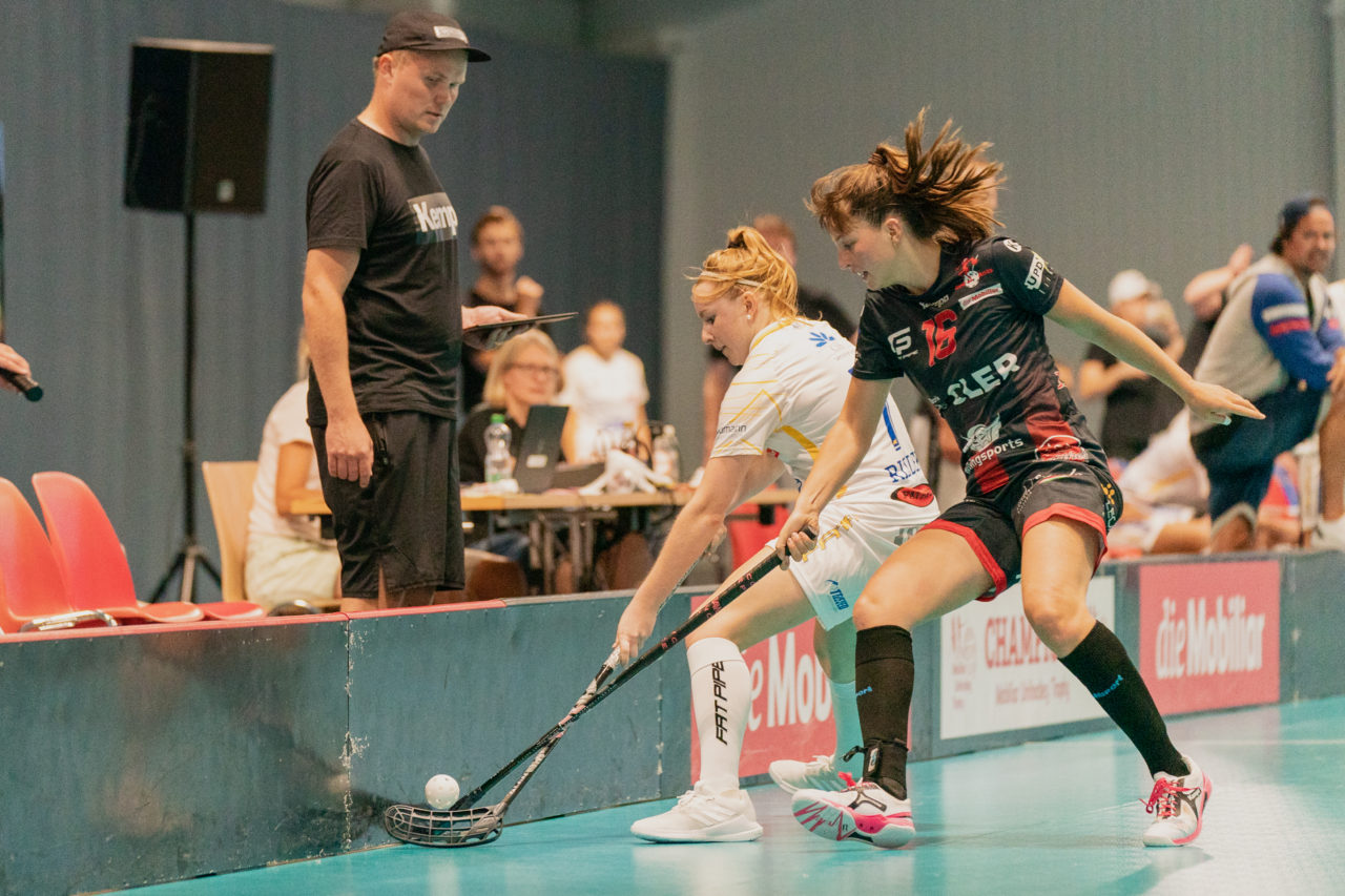 Mobiliar Trophy, Red Ants Rychenberg Winterthur - Kloten-Dietlikon Jets, Switzerland: 21.08.2020, Winterthur, Win-4 Trainingshalle, Rahel Rieder (Nr. 7, Kloten-Dietlikon Jets) im Zweikampf mit einer Winterthurerin

Credit: Claudio Schwarz, unihockey-fotos.ch