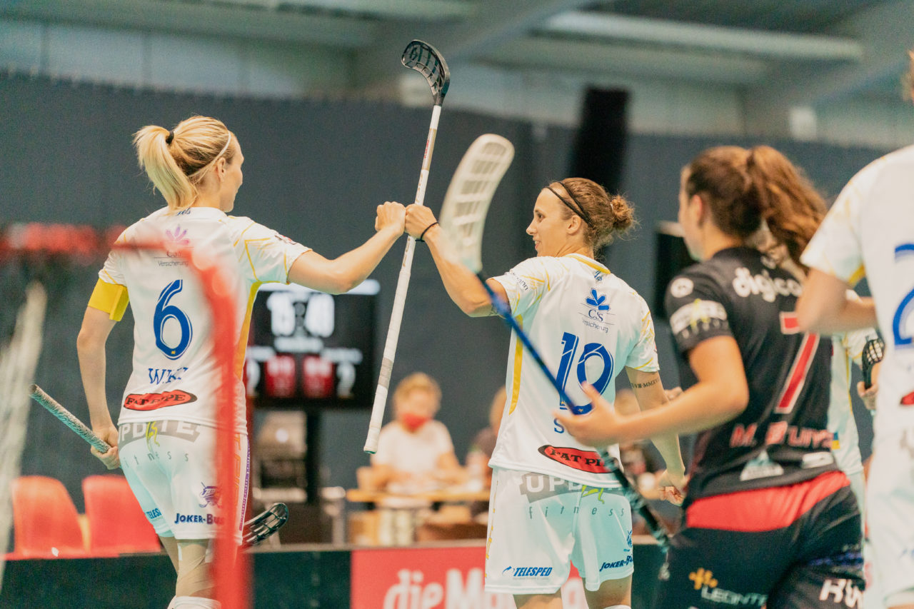 Mobiliar Trophy, Red Ants Rychenberg Winterthur - Kloten-Dietlikon Jets, Switzerland: 21.08.2020, Winterthur, Win-4 Trainingshalle, Michelle Wiki (Nr. 6, Kloten-Dietlikon Jets) feiert mit Julia Suter (Nr. 19, Kloten-Dietlikon Jets) 

Credit: Claudio Schwarz, unihockey-fotos.ch