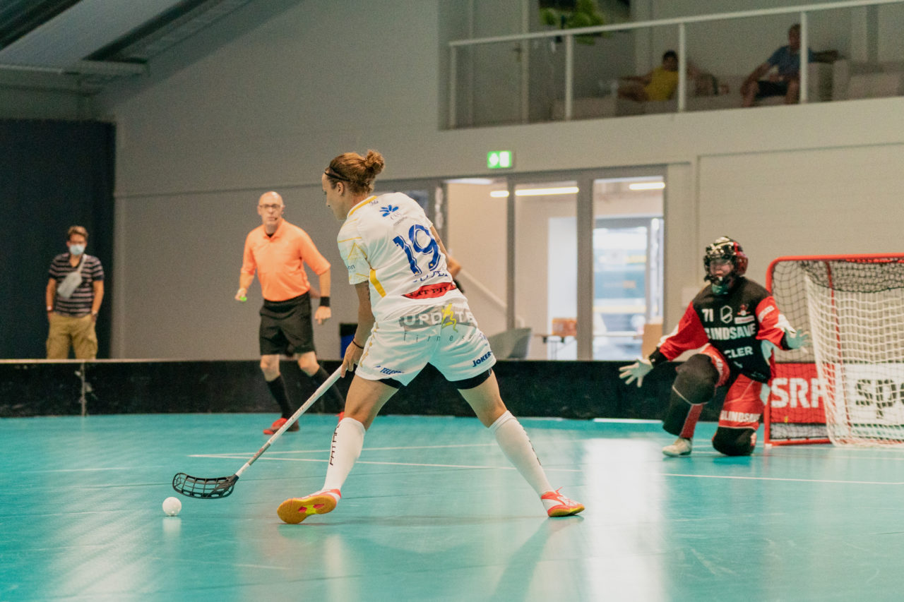 Mobiliar Trophy, Red Ants Rychenberg Winterthur - Kloten-Dietlikon Jets, Switzerland: 21.08.2020, Winterthur, Win-4 Trainingshalle, Julia Suter (Nr. 19, Kloten-Dietlikon Jets) am Ball

Credit: Claudio Schwarz, unihockey-fotos.ch