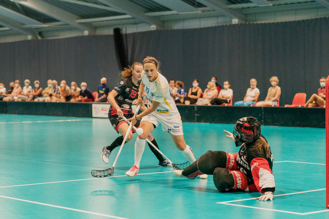 Mobiliar Trophy, Red Ants Rychenberg Winterthur - Kloten-Dietlikon Jets, Switzerland: 21.08.2020, Winterthur, Win-4 Trainingshalle, Julia Suter (Nr. 19, Kloten-Dietlikon Jets) am Ball

Credit: Claudio Schwarz, unihockey-fotos.ch