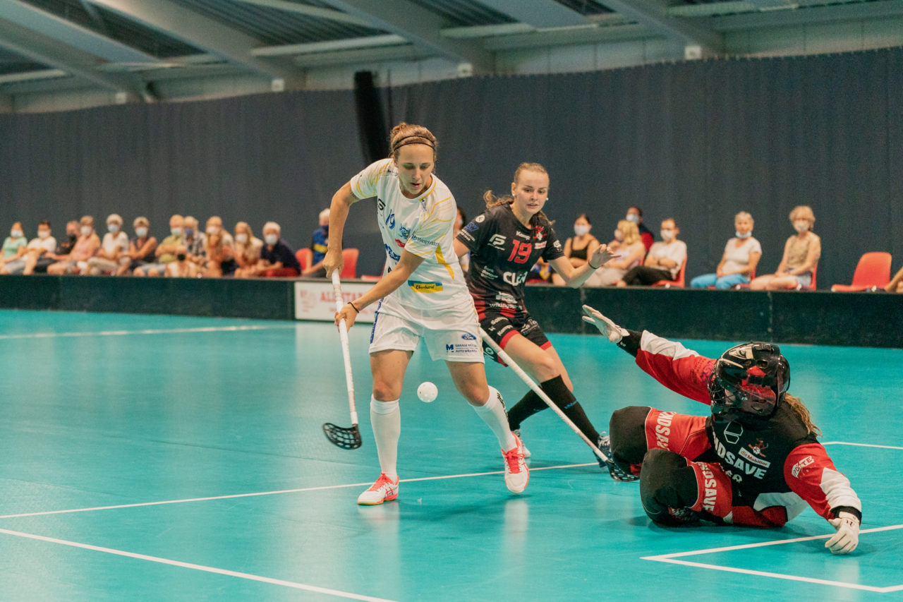 Mobiliar Trophy, Red Ants Rychenberg Winterthur - Kloten-Dietlikon Jets, Switzerland: 21.08.2020, Winterthur, Win-4 Trainingshalle, Julia Suter (Nr. 19, Kloten-Dietlikon Jets) nimmt den Ball volley

Credit: Claudio Schwarz, unihockey-fotos.ch