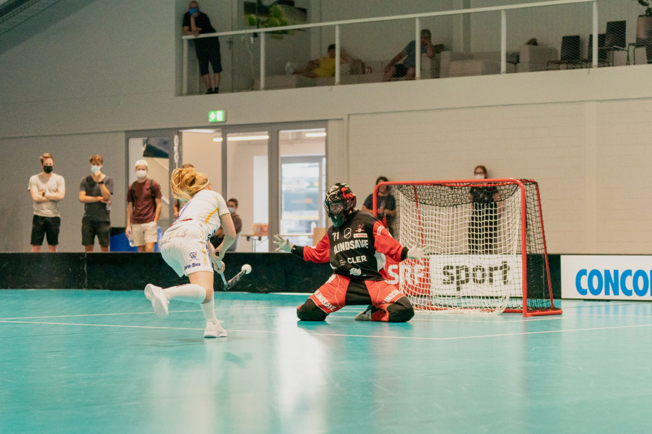 Mobiliar Trophy, Red Ants Rychenberg Winterthur - Kloten-Dietlikon Jets, Switzerland: 21.08.2020, Winterthur, Win-4 Trainingshalle, Rahel Rieder (Nr. 7, Kloten-Dietlikon Jets) vergibt den Penalty

Credit: Claudio Schwarz, unihockey-fotos.ch