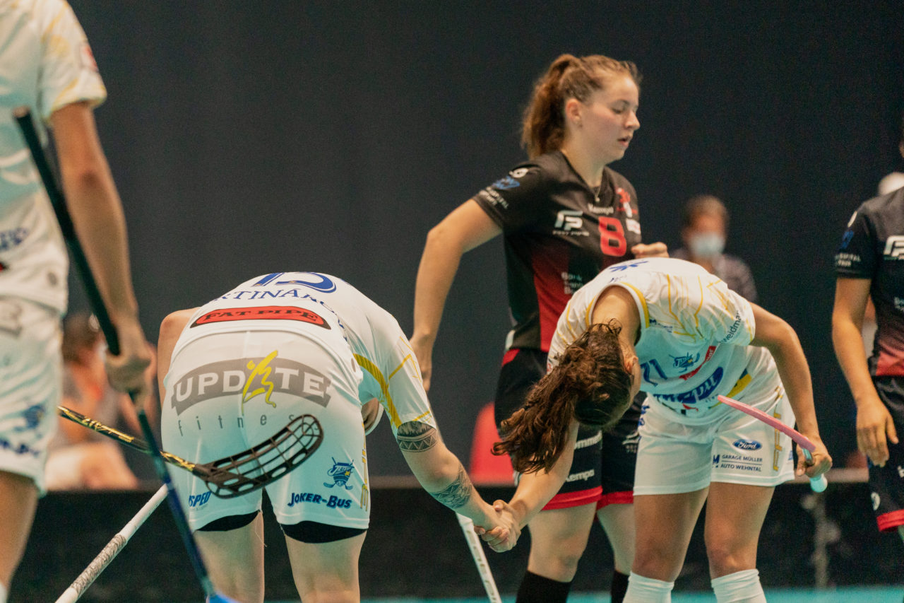 Mobiliar Trophy, Red Ants Rychenberg Winterthur - Kloten-Dietlikon Jets, Switzerland: 21.08.2020, Winterthur, Win-4 Trainingshalle, Natalie Martinakova (Nr. 15, Kloten-Dietlikon Jets) verneigt sich vor Nina Metzger (Nr. 71, Kloten-Dietlikon Jets) 

Credit: Claudio Schwarz, unihockey-fotos.ch