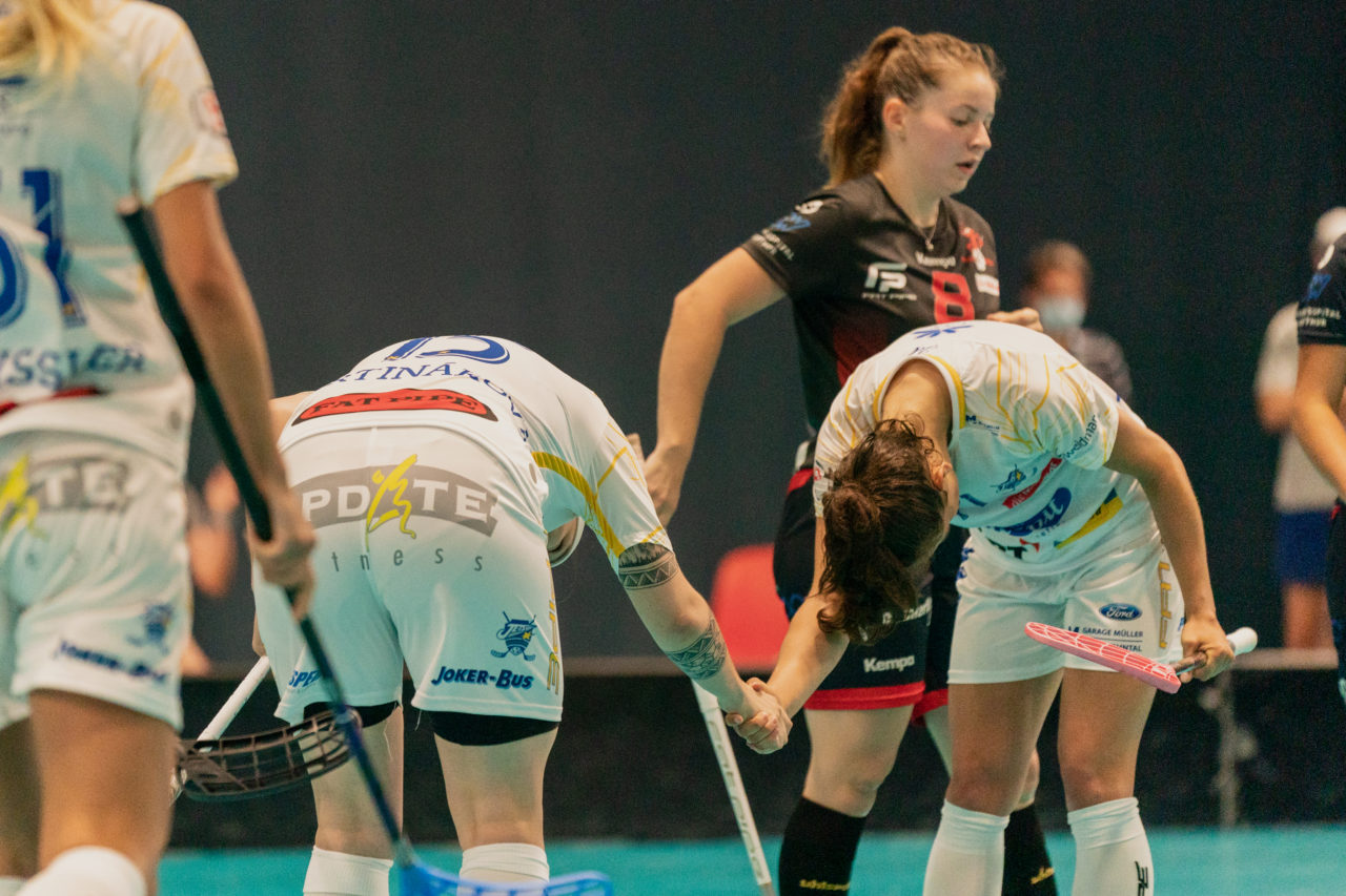 Mobiliar Trophy, Red Ants Rychenberg Winterthur - Kloten-Dietlikon Jets, Switzerland: 21.08.2020, Winterthur, Win-4 Trainingshalle, Natalie Martinakova (Nr. 15, Kloten-Dietlikon Jets) verneigt sich vor Nina Metzger (Nr. 71, Kloten-Dietlikon Jets) 

Credit: Claudio Schwarz, unihockey-fotos.ch