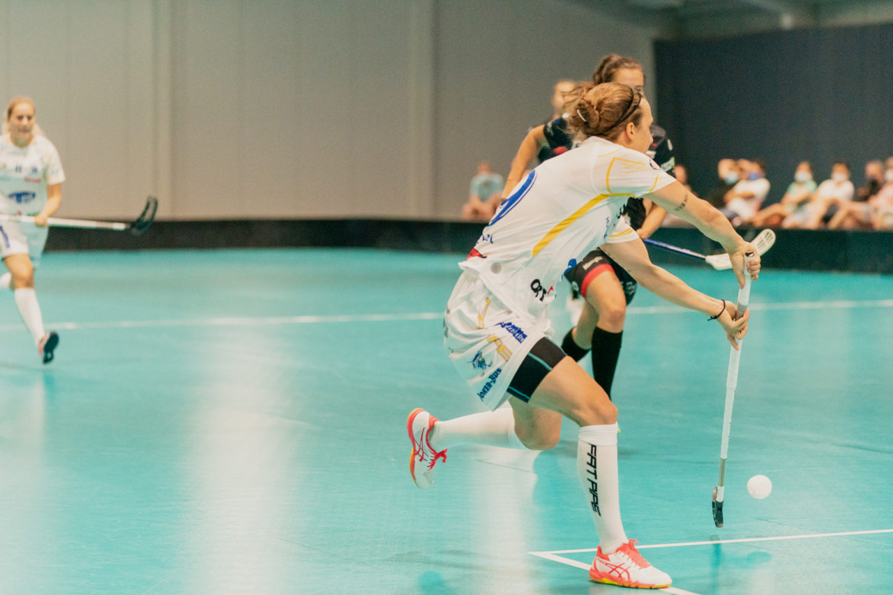 Mobiliar Trophy, Red Ants Rychenberg Winterthur - Kloten-Dietlikon Jets, Switzerland: 21.08.2020, Winterthur, Win-4 Trainingshalle, Julia Suter (Nr. 19, Kloten-Dietlikon Jets) spielt den Ball

Credit: Claudio Schwarz, unihockey-fotos.ch