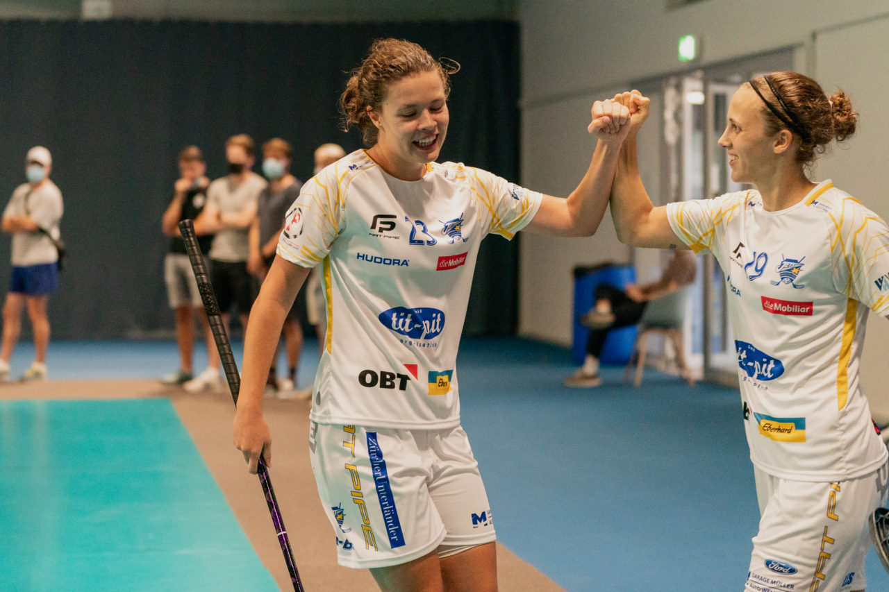 Mobiliar Trophy, Red Ants Rychenberg Winterthur - Kloten-Dietlikon Jets, Switzerland: 21.08.2020, Winterthur, Win-4 Trainingshalle, Isabelle Gerig (Nr. 23, Kloten-Dietlikon Jets) jubelt mit Julia Suter (Nr. 19, Kloten-Dietlikon Jets) 

Credit: Claudio Schwarz, unihockey-fotos.ch