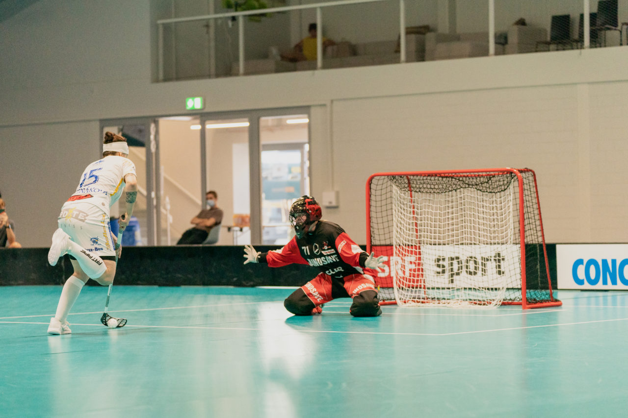 Mobiliar Trophy, Red Ants Rychenberg Winterthur - Kloten-Dietlikon Jets, Switzerland: 21.08.2020, Winterthur, Win-4 Trainingshalle, Natalie Martinakova (Nr. 15, Kloten-Dietlikon Jets) verwandelt den Penalty

Credit: Claudio Schwarz, unihockey-fotos.ch