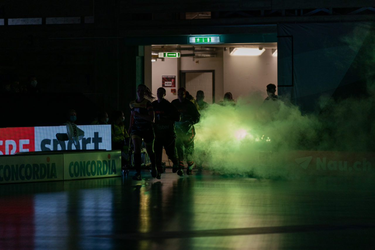 Supercup Final 4, 2. Halbfinal Frauen, Switzerland: 29.08.2020, Zürich, Saalsporthalle, die Wizards laufen in die Halle

Credit: Claudio Schwarz, unihockey-fotos.ch