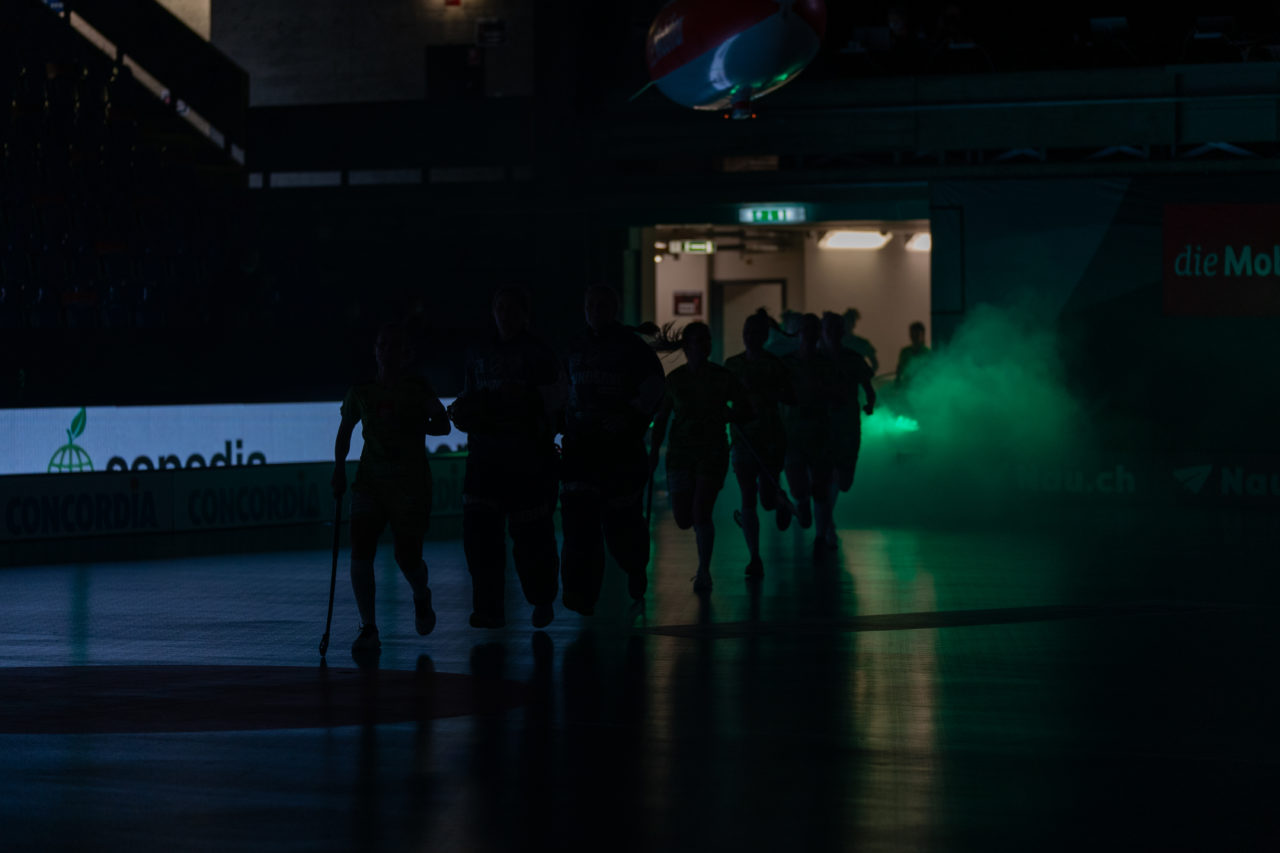 Supercup Final 4, 2. Halbfinal Frauen, Switzerland: 29.08.2020, Zürich, Saalsporthalle, die Skorps laufen in die Halle ein

Credit: Claudio Schwarz, unihockey-fotos.ch