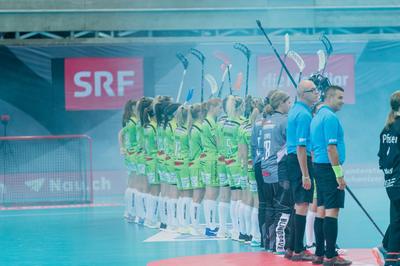 Supercup Final 4, 2. Halbfinal Frauen, Switzerland: 29.08.2020, Zürich, Saalsporthalle, die Skorps begrüssen die Zuschauer

Credit: Claudio Schwarz, unihockey-fotos.ch