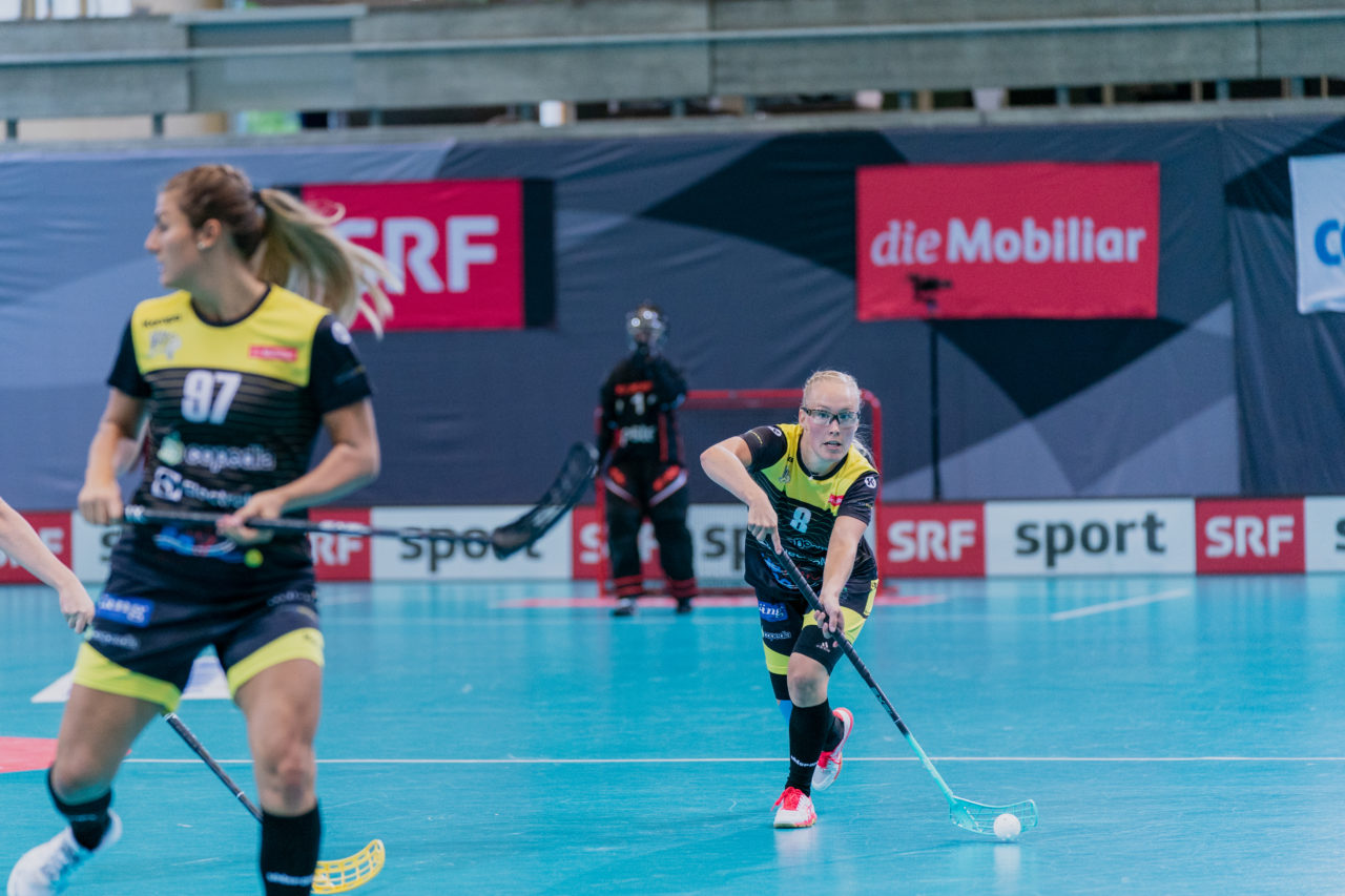 Supercup Final 4, 2. Halbfinal Frauen, Switzerland: 29.08.2020, Zürich, Saalsporthalle, Henna Tapani (Nr. 8, Wizards Bern Burgdorf) spielt den Ball

Credit: Claudio Schwarz, unihockey-fotos.ch