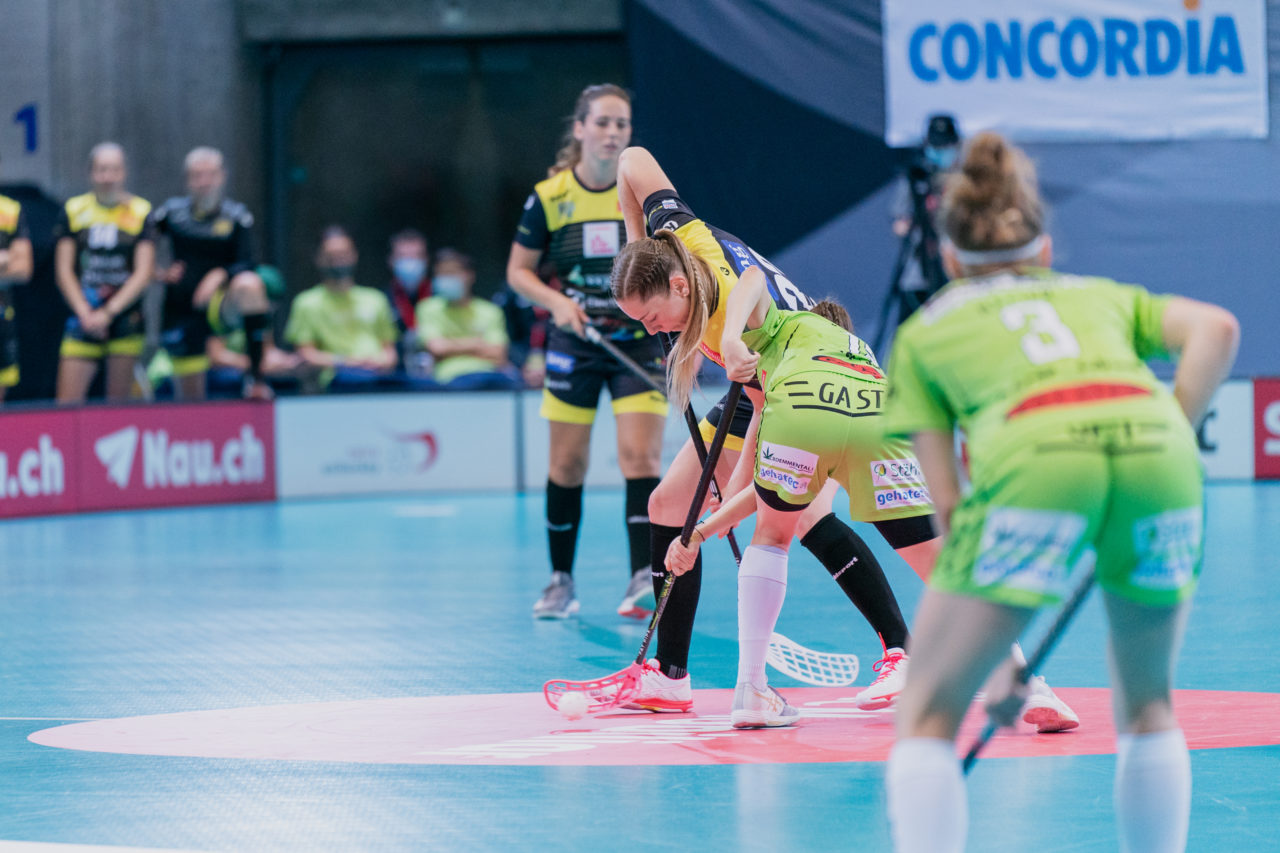 Supercup Final 4, 2. Halbfinal Frauen, Switzerland: 29.08.2020, Zürich, Saalsporthalle, Lucie Rezacova (Nr. 15, Skorpion Emmental Zollbrück) gewinnt das Anspiel

Credit: Claudio Schwarz, unihockey-fotos.ch