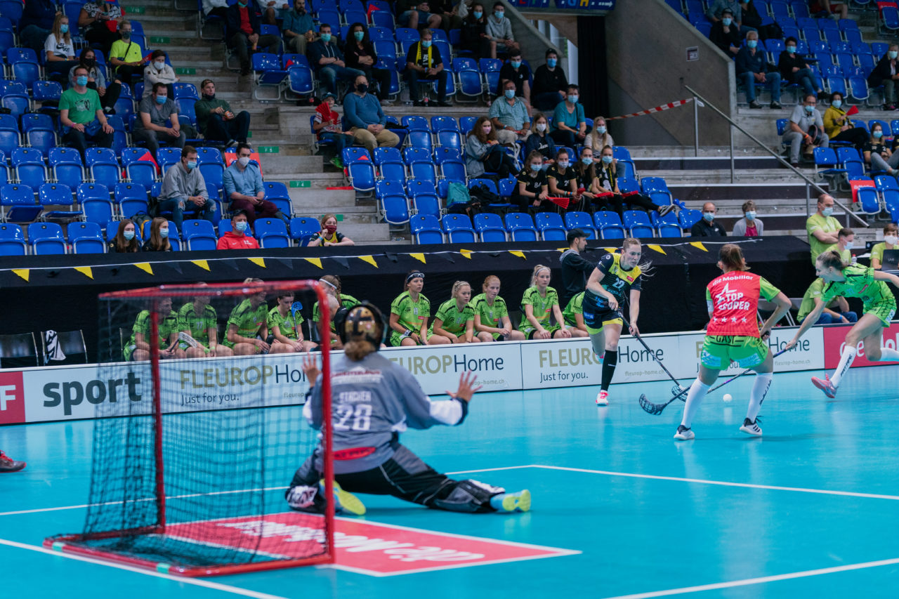 Supercup Final 4, 2. Halbfinal Frauen, Switzerland: 29.08.2020, Zürich, Saalsporthalle, Nadia Cattaneo (Nr. 22, Wizards Bern Burgdorf) spielt den Ball

Credit: Claudio Schwarz, unihockey-fotos.ch