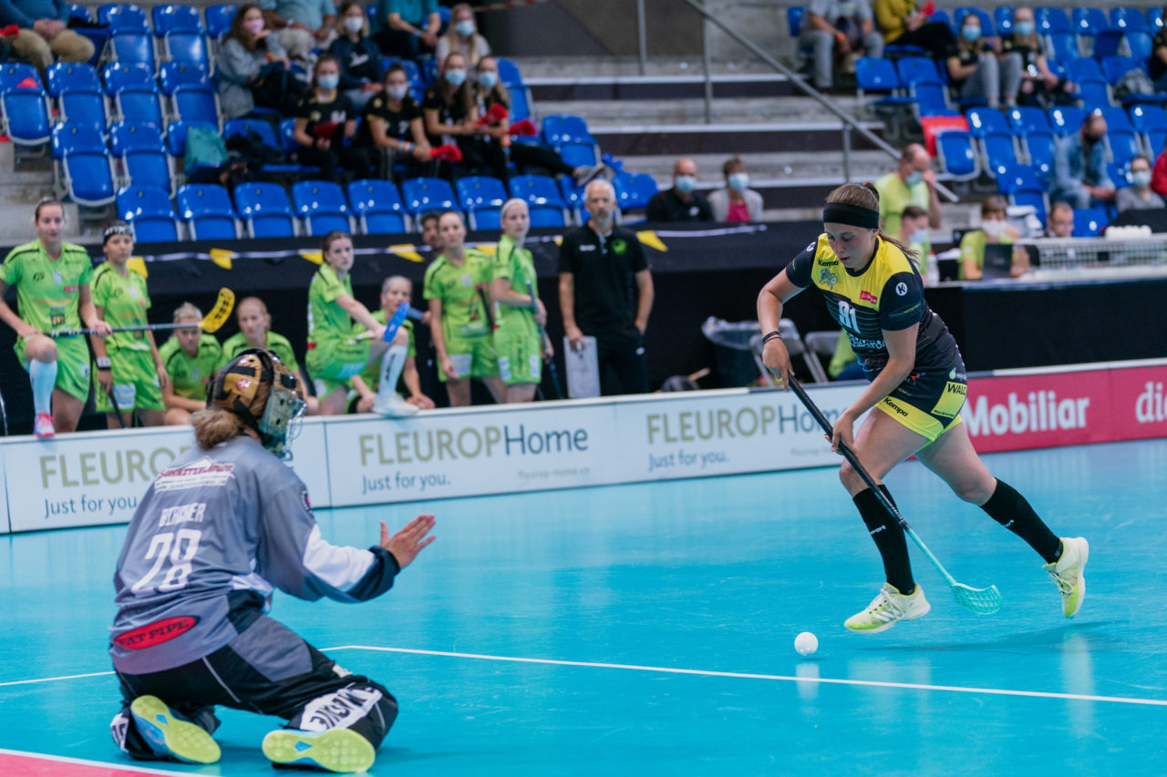Supercup Final 4, 2. Halbfinal Frauen, Switzerland: 29.08.2020, Zürich, Saalsporthalle, Andrea Wildermuth (Nr. 91, Wizards Bern Burgdorf) vor Helen Bircher (Nr. 28, Skorpion Emmental Zollbrück) 

Credit: Claudio Schwarz, unihockey-fotos.ch