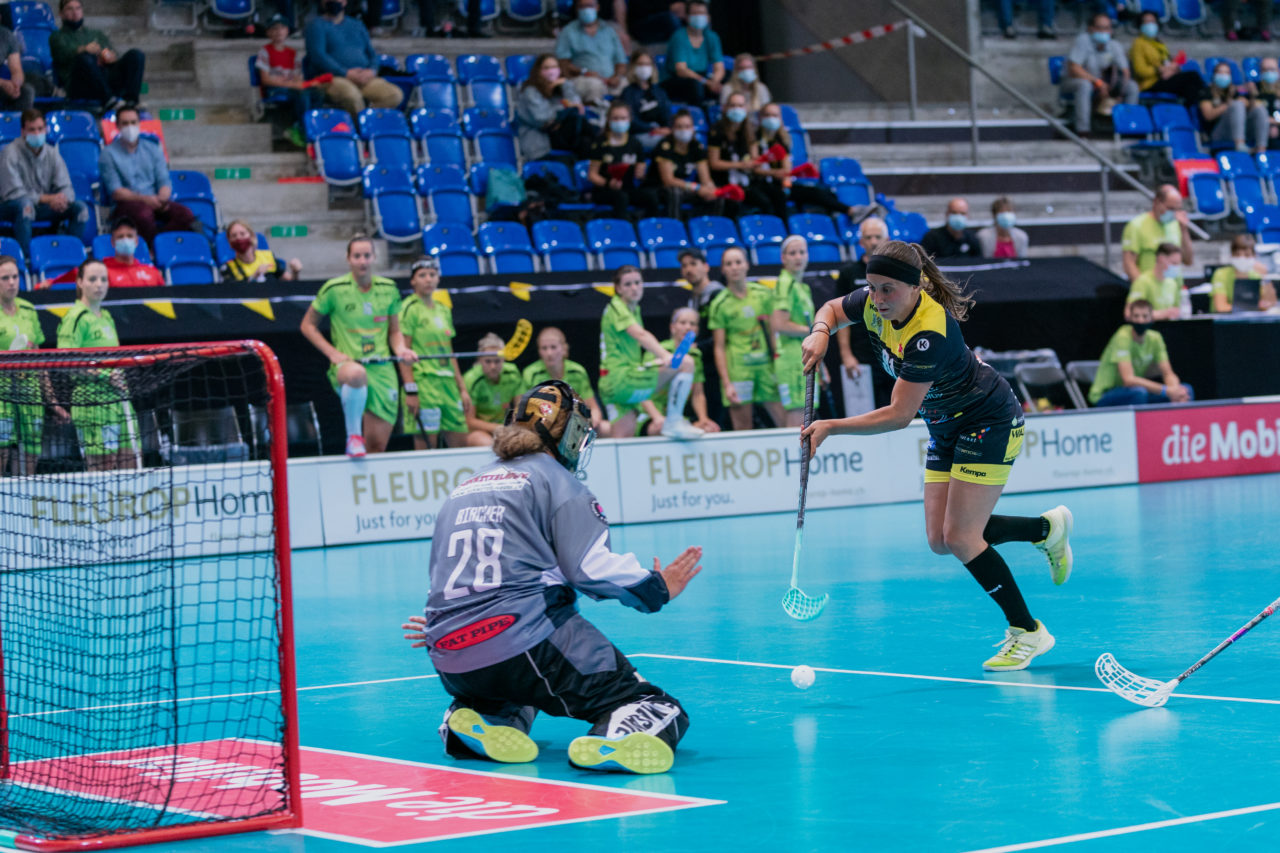 Supercup Final 4, 2. Halbfinal Frauen, Switzerland: 29.08.2020, Zürich, Saalsporthalle, Andrea Wildermuth (Nr. 91, Wizards Bern Burgdorf) vor Helen Bircher (Nr. 28, Skorpion Emmental Zollbrück) 

Credit: Claudio Schwarz, unihockey-fotos.ch