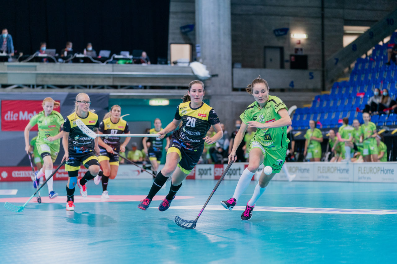 Supercup Final 4, 2. Halbfinal Frauen, Switzerland: 29.08.2020, Zürich, Saalsporthalle, Nathalie Spichiger (Nr. 26, Skorpion Emmental Zollbrück) sprintet dem Ball nach

Credit: Claudio Schwarz, unihockey-fotos.ch