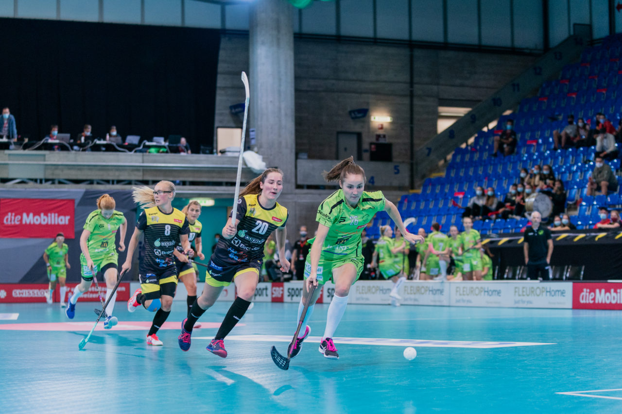 Supercup Final 4, 2. Halbfinal Frauen, Switzerland: 29.08.2020, Zürich, Saalsporthalle, Nathalie Spichiger (Nr. 26, Skorpion Emmental Zollbrück) sprintet dem Ball nach

Credit: Claudio Schwarz, unihockey-fotos.ch