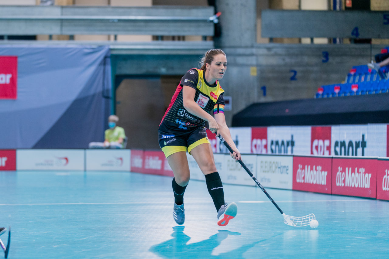 Supercup Final 4, 2. Halbfinal Frauen, Switzerland: 29.08.2020, Zürich, Saalsporthalle, Romina Rudin (Nr. 93, Wizards Bern Burgdorf) spielt den Ball

Credit: Claudio Schwarz, unihockey-fotos.ch