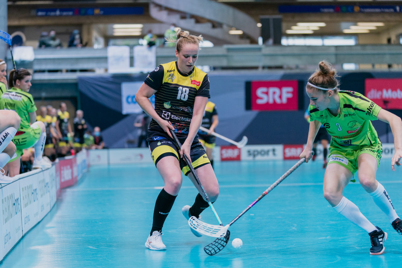 Supercup Final 4, 2. Halbfinal Frauen, Switzerland: 29.08.2020, Zürich, Saalsporthalle, Lea Hanimann (Nr. 18, Wizards Bern Burgdorf) im Zweikampf mit Naja Ritter (Nr. 3, Skorpion Emmental Zollbrück) 

Credit: Claudio Schwarz, unihockey-fotos.ch
