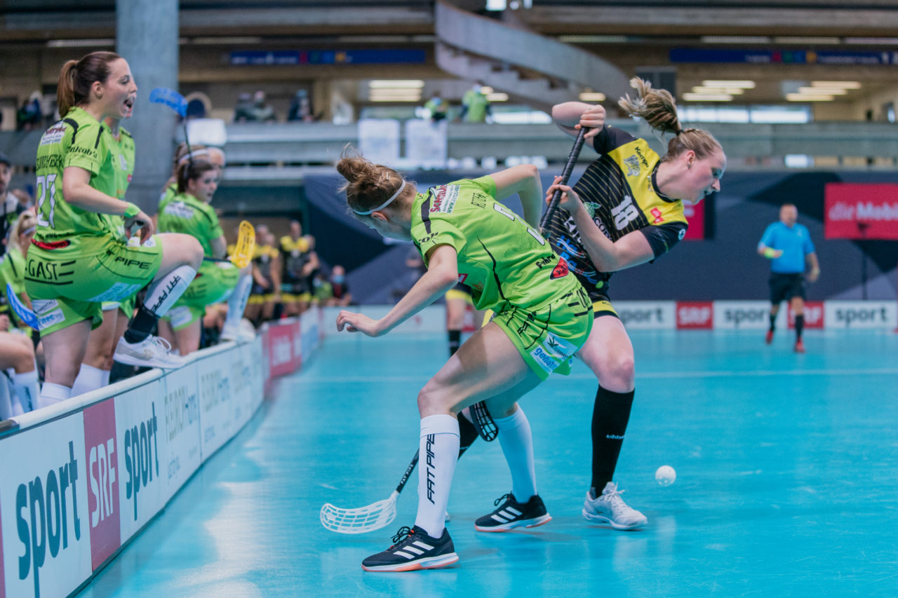 Supercup Final 4, 2. Halbfinal Frauen, Switzerland: 29.08.2020, Zürich, Saalsporthalle, Lea Hanimann (Nr. 18, Wizards Bern Burgdorf) im Zweikampf mit Naja Ritter (Nr. 3, Skorpion Emmental Zollbrück) 

Credit: Claudio Schwarz, unihockey-fotos.ch