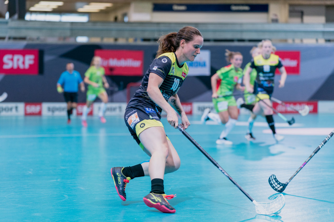 Supercup Final 4, 2. Halbfinal Frauen, Switzerland: 29.08.2020, Zürich, Saalsporthalle, Simone Wyss (Nr. 10, Wizards Bern Burgdorf) am Ball

Credit: Claudio Schwarz, unihockey-fotos.ch
