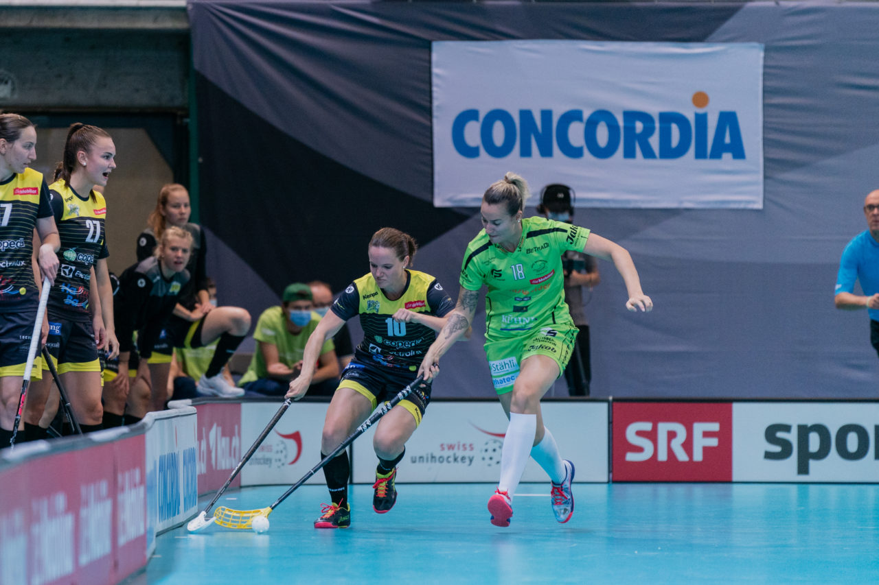 Supercup Final 4, 2. Halbfinal Frauen, Switzerland: 29.08.2020, Zürich, Saalsporthalle, Simone Wyss (Nr. 10, Wizards Bern Burgdorf) im Zweikampf mit Lara Kipf (Nr. 18, Skorpion Emmental Zollbrück) 

Credit: Claudio Schwarz, unihockey-fotos.ch