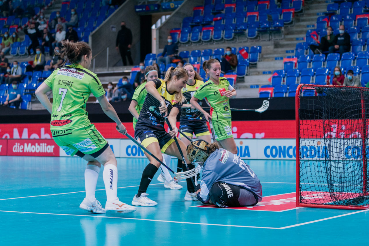 Supercup Final 4, 2. Halbfinal Frauen, Switzerland: 29.08.2020, Zürich, Saalsporthalle, Chiara Rensch (Nr. 97, Wizards Bern Burgdorf) stochert nach

Credit: Claudio Schwarz, unihockey-fotos.ch
