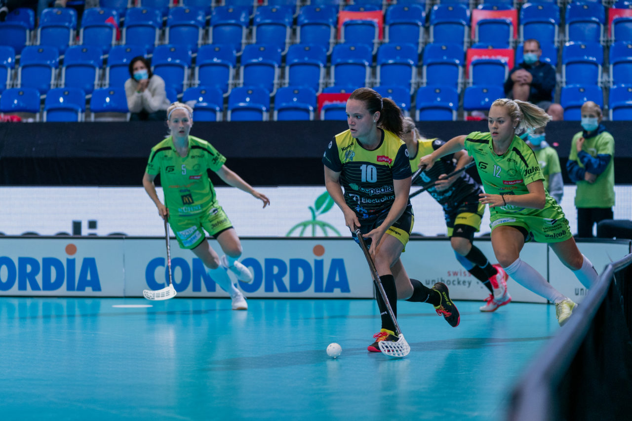 Supercup Final 4, 2. Halbfinal Frauen, Switzerland: 29.08.2020, Zürich, Saalsporthalle, Simone Wyss (Nr. 10, Wizards Bern Burgdorf) am Ball

Credit: Claudio Schwarz, unihockey-fotos.ch