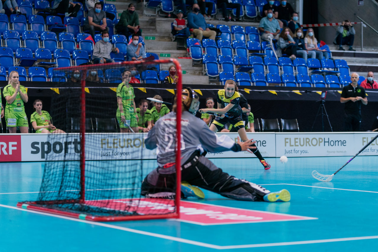 Supercup Final 4, 2. Halbfinal Frauen, Switzerland: 29.08.2020, Zürich, Saalsporthalle, Eliane Ganz (Nr. 19, Wizards Bern Burgdorf) schiesst

Credit: Claudio Schwarz, unihockey-fotos.ch