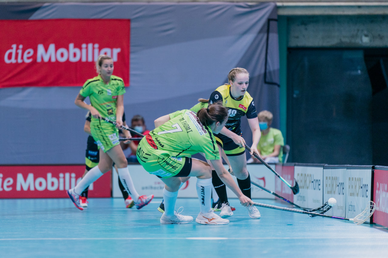 Supercup Final 4, 2. Halbfinal Frauen, Switzerland: 29.08.2020, Zürich, Saalsporthalle, Lea Hanimann (Nr. 18, Wizards Bern Burgdorf) spielt den Ball

Credit: Claudio Schwarz, unihockey-fotos.ch