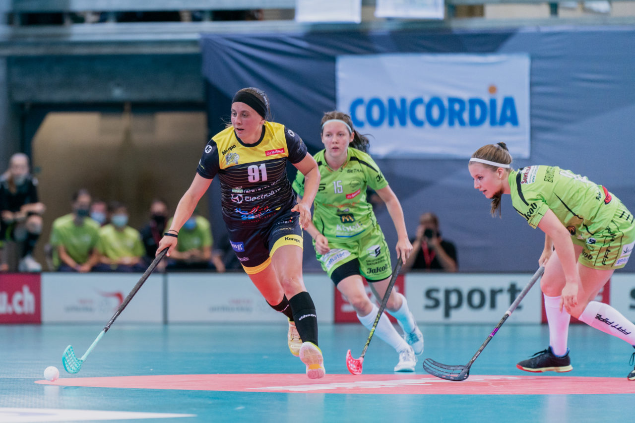 Supercup Final 4, 2. Halbfinal Frauen, Switzerland: 29.08.2020, Zürich, Saalsporthalle, Andrea Wildermuth (Nr. 91, Wizards Bern Burgdorf) am Ball

Credit: Claudio Schwarz, unihockey-fotos.ch