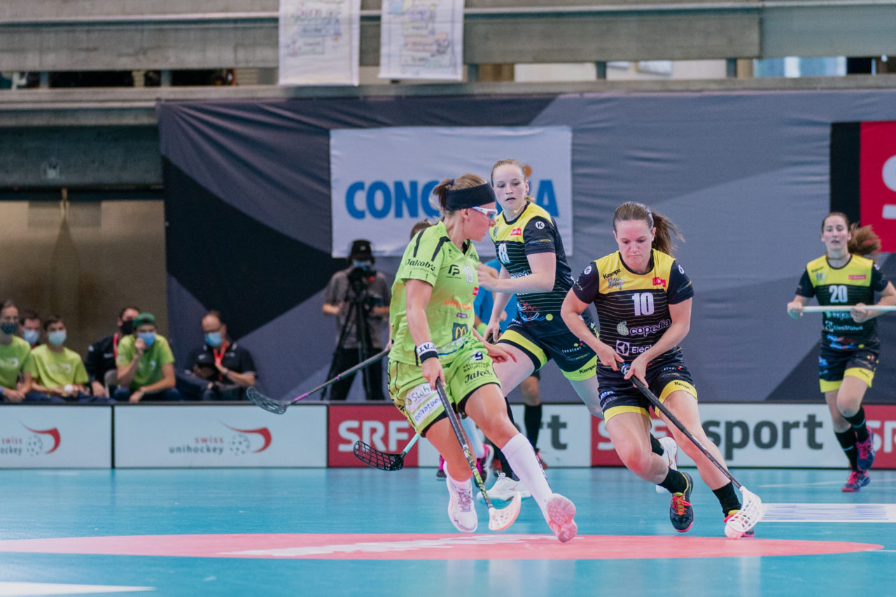Supercup Final 4, 2. Halbfinal Frauen, Switzerland: 29.08.2020, Zürich, Saalsporthalle, Simone Wyss (Nr. 10, Wizards Bern Burgdorf) am Ball

Credit: Claudio Schwarz, unihockey-fotos.ch
