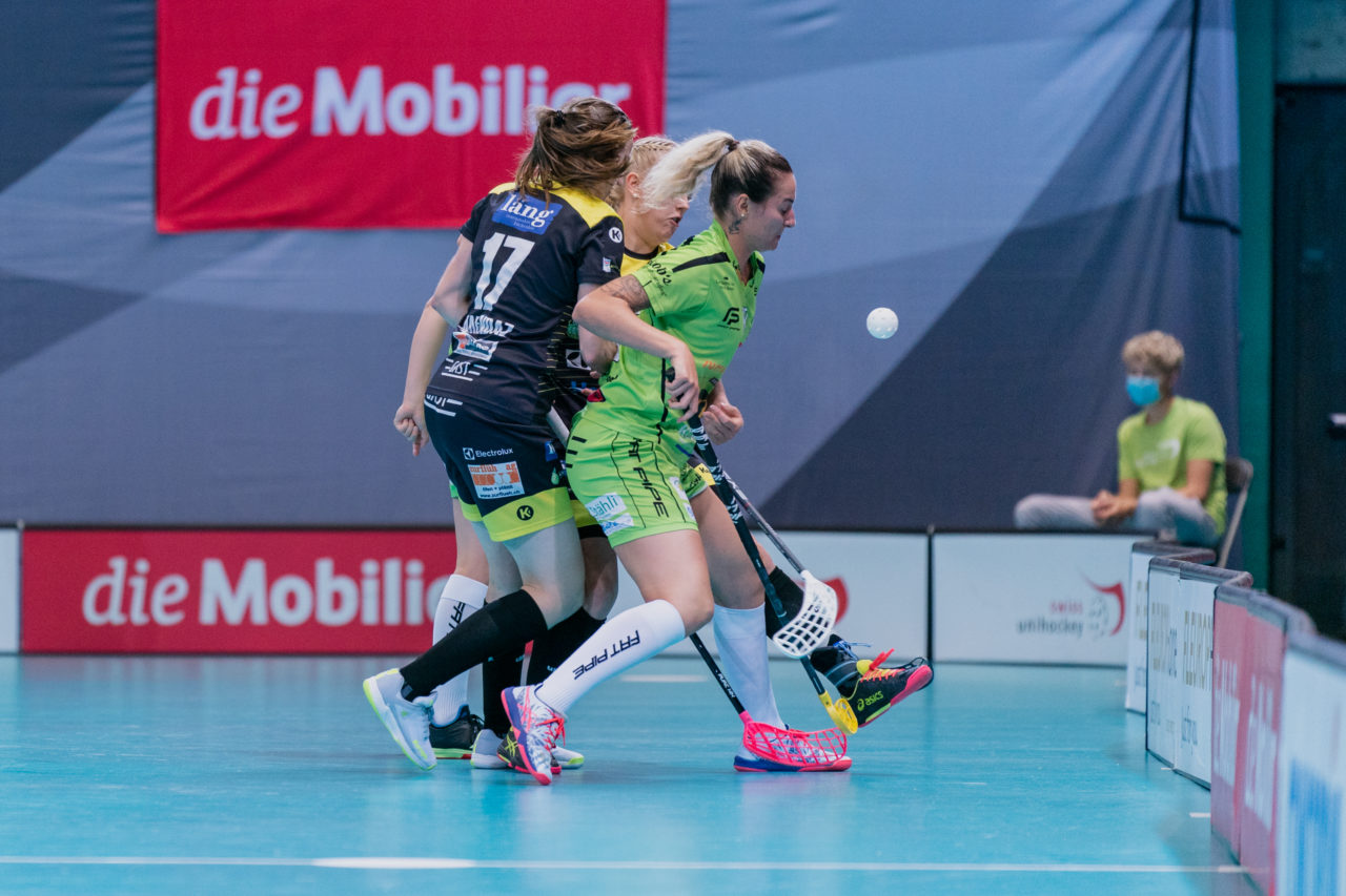 Supercup Final 4, 2. Halbfinal Frauen, Switzerland: 29.08.2020, Zürich, Saalsporthalle, Lara Kipf (Nr. 18, Skorpion Emmental Zollbrück) sieht dem Ball nach

Credit: Claudio Schwarz, unihockey-fotos.ch