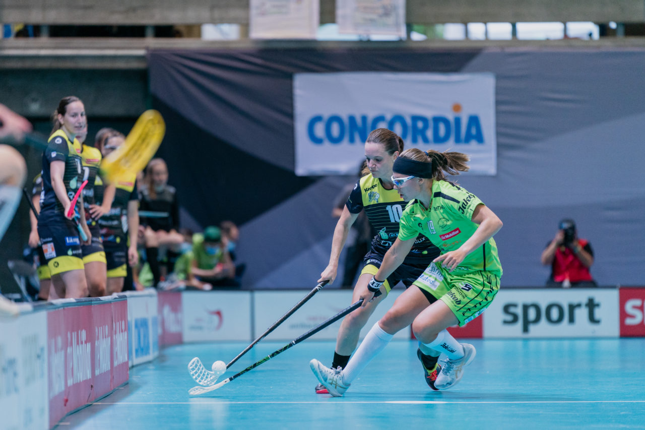Supercup Final 4, 2. Halbfinal Frauen, Switzerland: 29.08.2020, Zürich, Saalsporthalle, Simone Wyss (Nr. 10, Wizards Bern Burgdorf) im Zweikampf mit Nikol Pekarkova (Nr. 19, Skorpion Emmental Zollbrück) 

Credit: Claudio Schwarz, unihockey-fotos.ch