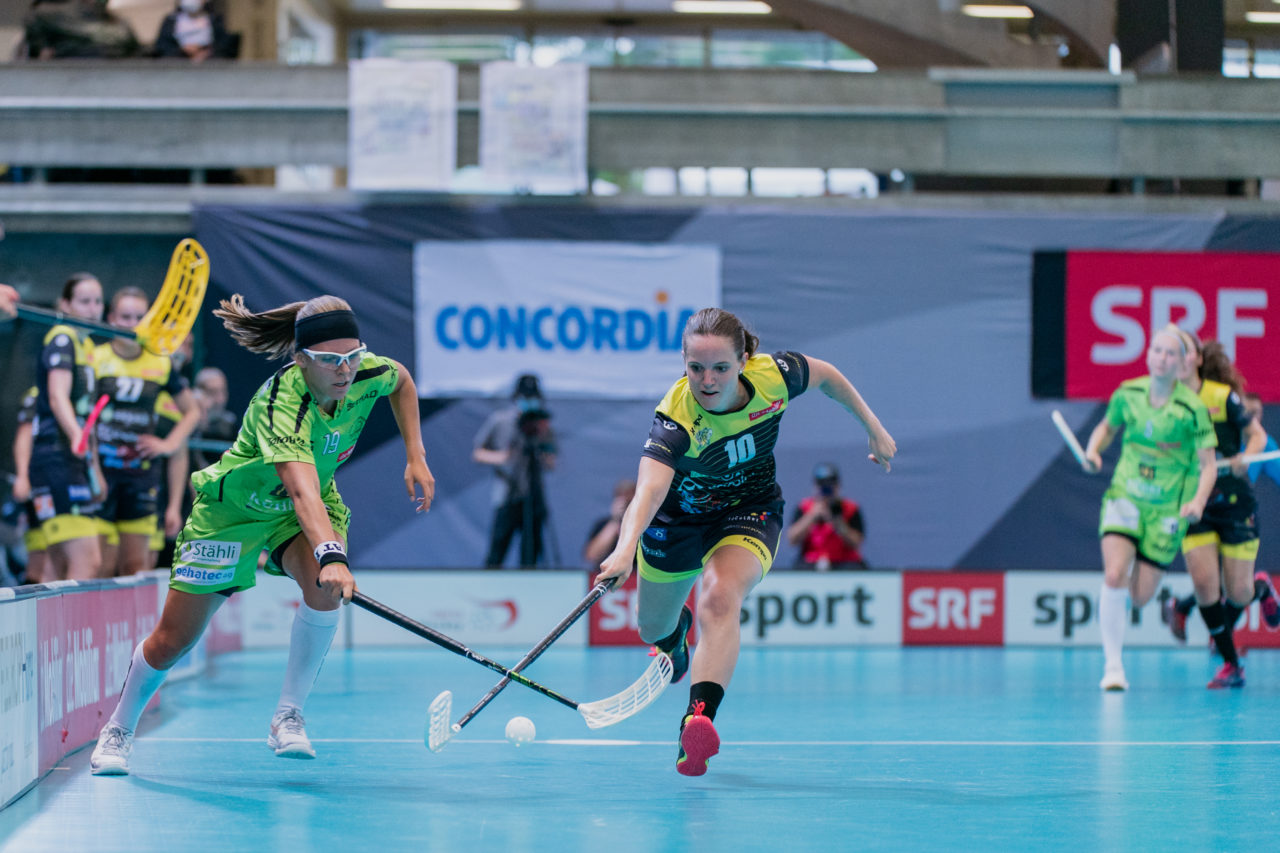Supercup Final 4, 2. Halbfinal Frauen, Switzerland: 29.08.2020, Zürich, Saalsporthalle, Simone Wyss (Nr. 10, Wizards Bern Burgdorf) im Zweikampf mit Nikol Pekarkova (Nr. 19, Skorpion Emmental Zollbrück) 

Credit: Claudio Schwarz, unihockey-fotos.ch