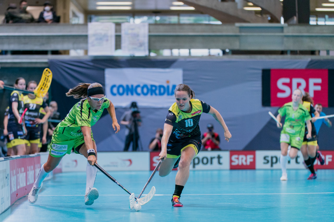 Supercup Final 4, 2. Halbfinal Frauen, Switzerland: 29.08.2020, Zürich, Saalsporthalle, Simone Wyss (Nr. 10, Wizards Bern Burgdorf) im Zweikampf mit Nikol Pekarkova (Nr. 19, Skorpion Emmental Zollbrück) 

Credit: Claudio Schwarz, unihockey-fotos.ch