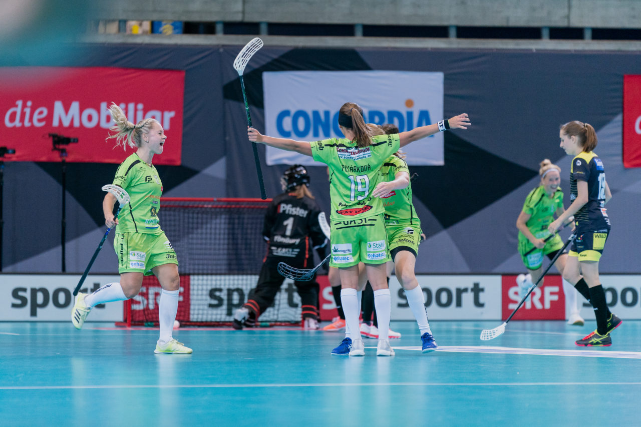 Supercup Final 4, 2. Halbfinal Frauen, Switzerland: 29.08.2020, Zürich, Saalsporthalle, Nikol Pekarkova (Nr. 19, Skorpion Emmental Zollbrück) jubelt über das 2:3

Credit: Claudio Schwarz, unihockey-fotos.ch