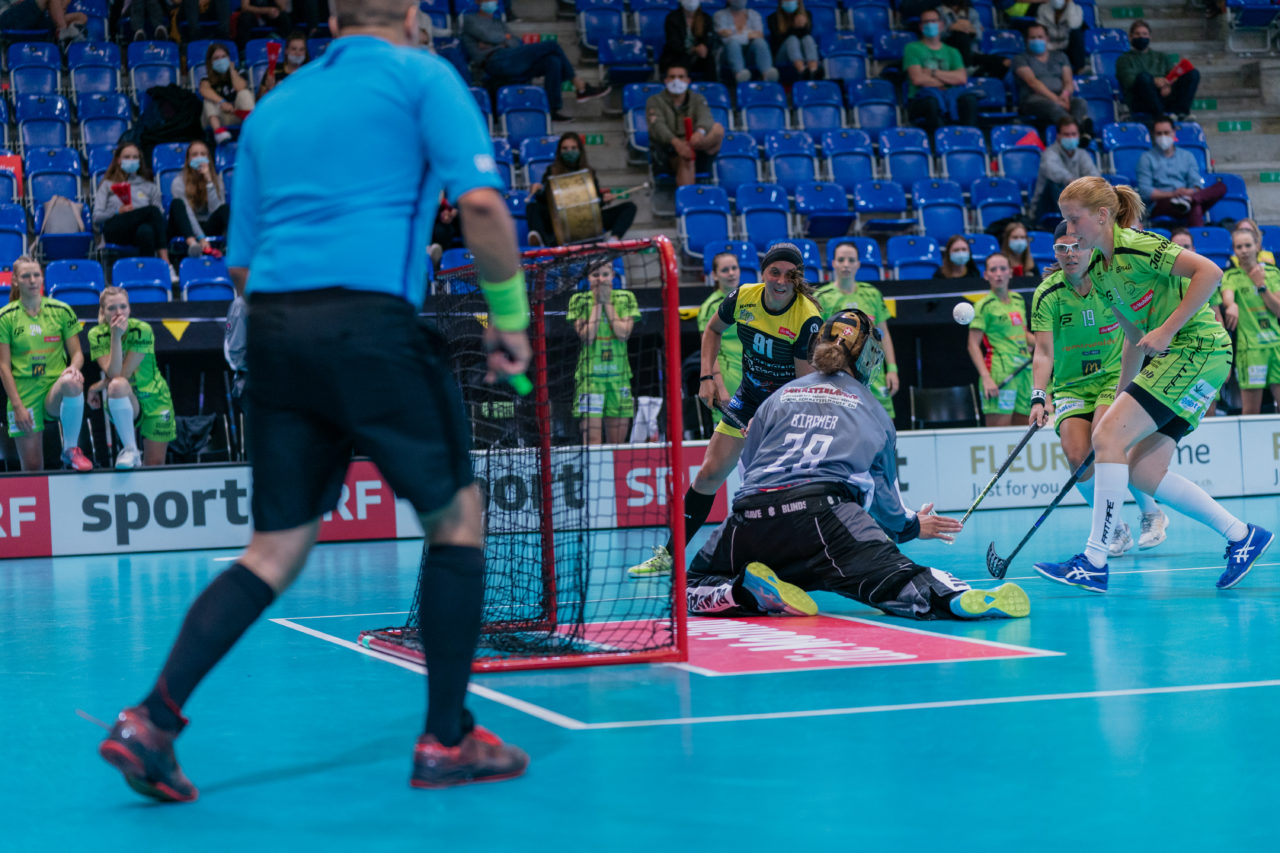 Supercup Final 4, 2. Halbfinal Frauen, Switzerland: 29.08.2020, Zürich, Saalsporthalle, Andrea Wildermuth (Nr. 91, Wizards Bern Burgdorf) scheitert an Helen Bircher (Nr. 28, Skorpion Emmental Zollbrück) 

Credit: Claudio Schwarz, unihockey-fotos.ch
