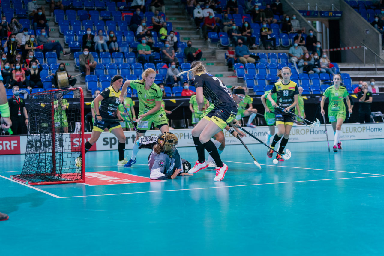 Supercup Final 4, 2. Halbfinal Frauen, Switzerland: 29.08.2020, Zürich, Saalsporthalle, Nadia Cattaneo (Nr. 22, Wizards Bern Burgdorf) verpasst den Ball

Credit: Claudio Schwarz, unihockey-fotos.ch