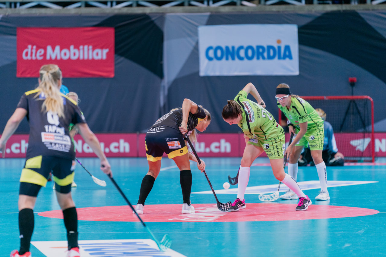 Supercup Final 4, 2. Halbfinal Frauen, Switzerland: 29.08.2020, Zürich, Saalsporthalle, Nathalie Spichiger (Nr. 26, Skorpion Emmental Zollbrück) gewinnt das Anspiel

Credit: Claudio Schwarz, unihockey-fotos.ch