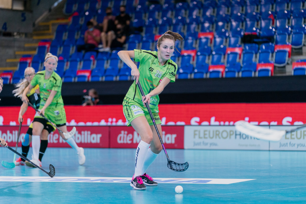 Supercup Final 4, 2. Halbfinal Frauen, Switzerland: 29.08.2020, Zürich, Saalsporthalle, Nathalie Spichiger (Nr. 26, Skorpion Emmental Zollbrück) spielt den Ball

Credit: Claudio Schwarz, unihockey-fotos.ch