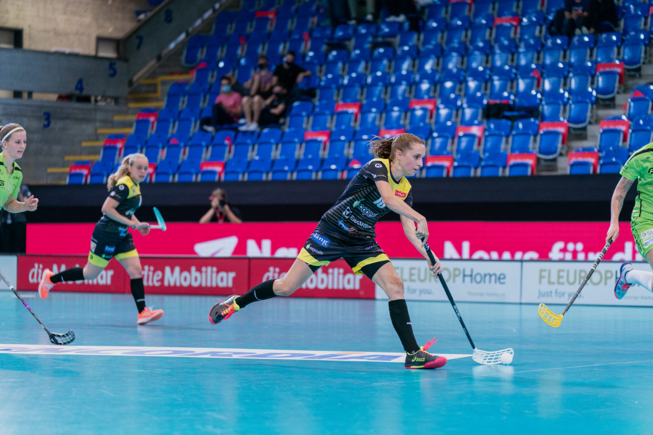 Supercup Final 4, 2. Halbfinal Frauen, Switzerland: 29.08.2020, Zürich, Saalsporthalle, Eliane Ganz (Nr. 19, Wizards Bern Burgdorf) spielt den Ball

Credit: Claudio Schwarz, unihockey-fotos.ch