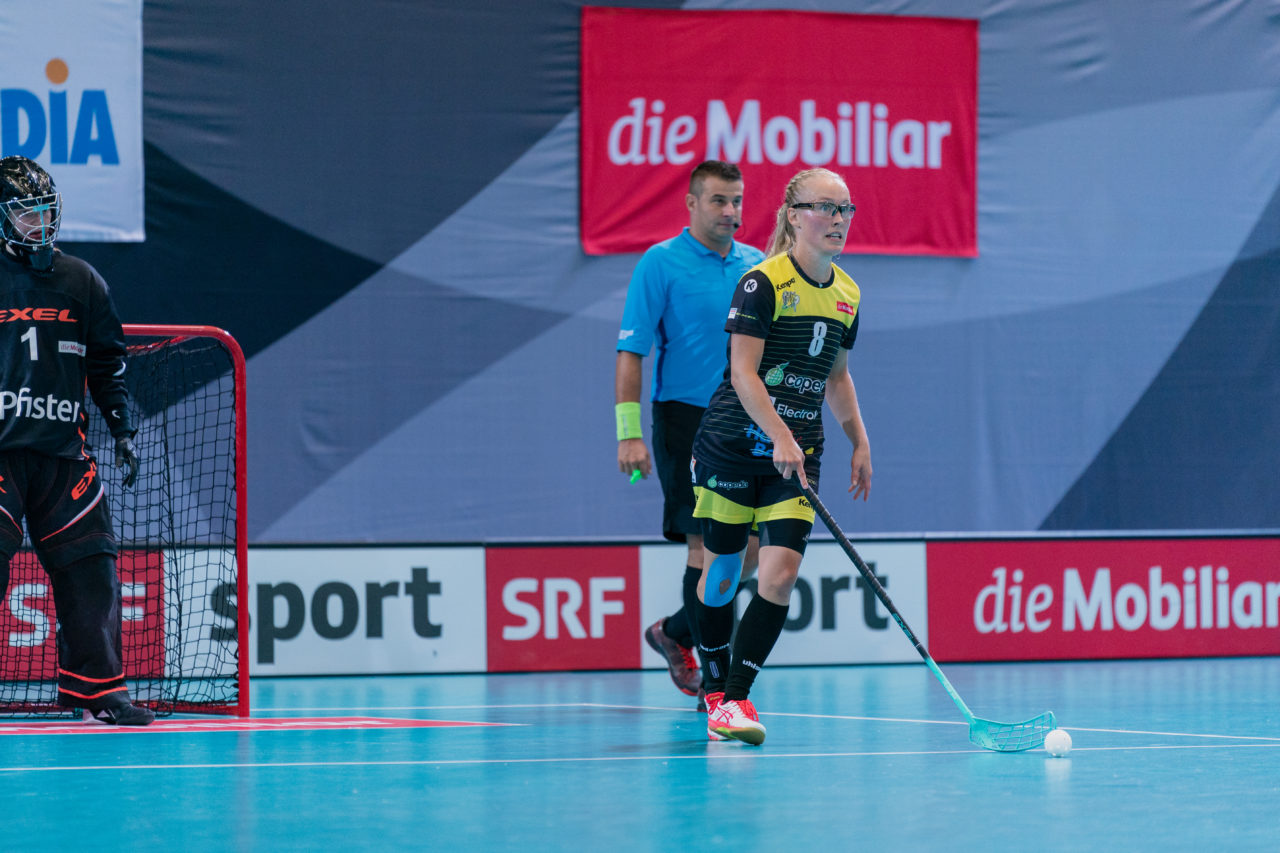 Supercup Final 4, 2. Halbfinal Frauen, Switzerland: 29.08.2020, Zürich, Saalsporthalle, Henna Tapani (Nr. 8, Wizards Bern Burgdorf) am Ball

Credit: Claudio Schwarz, unihockey-fotos.ch