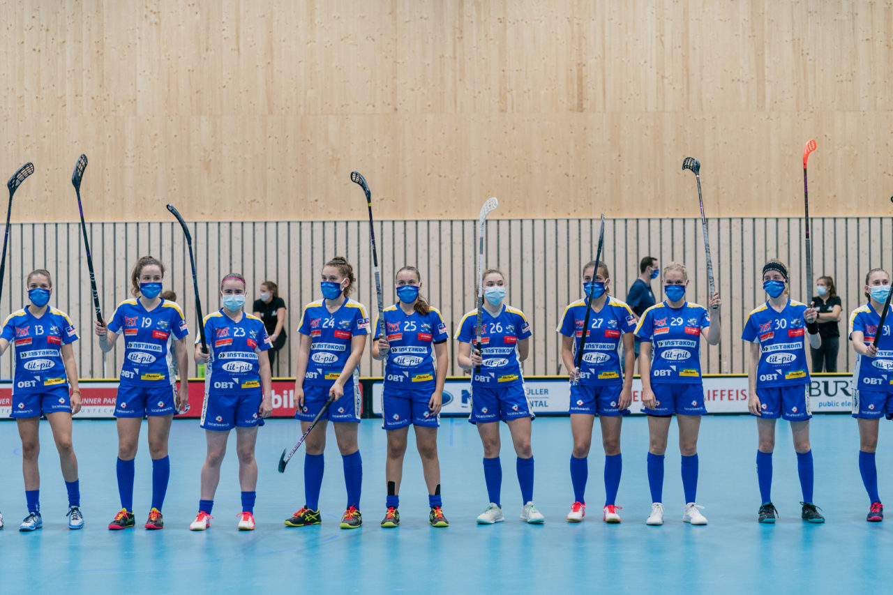 Juniorinnen U21 A 2. Runde 2020/21, Switzerland: 19.09.2020, Kloten, Stighag, die Jets Spielerinnen mit Masken

Credit: Claudio Schwarz, unihockey-fotos.ch