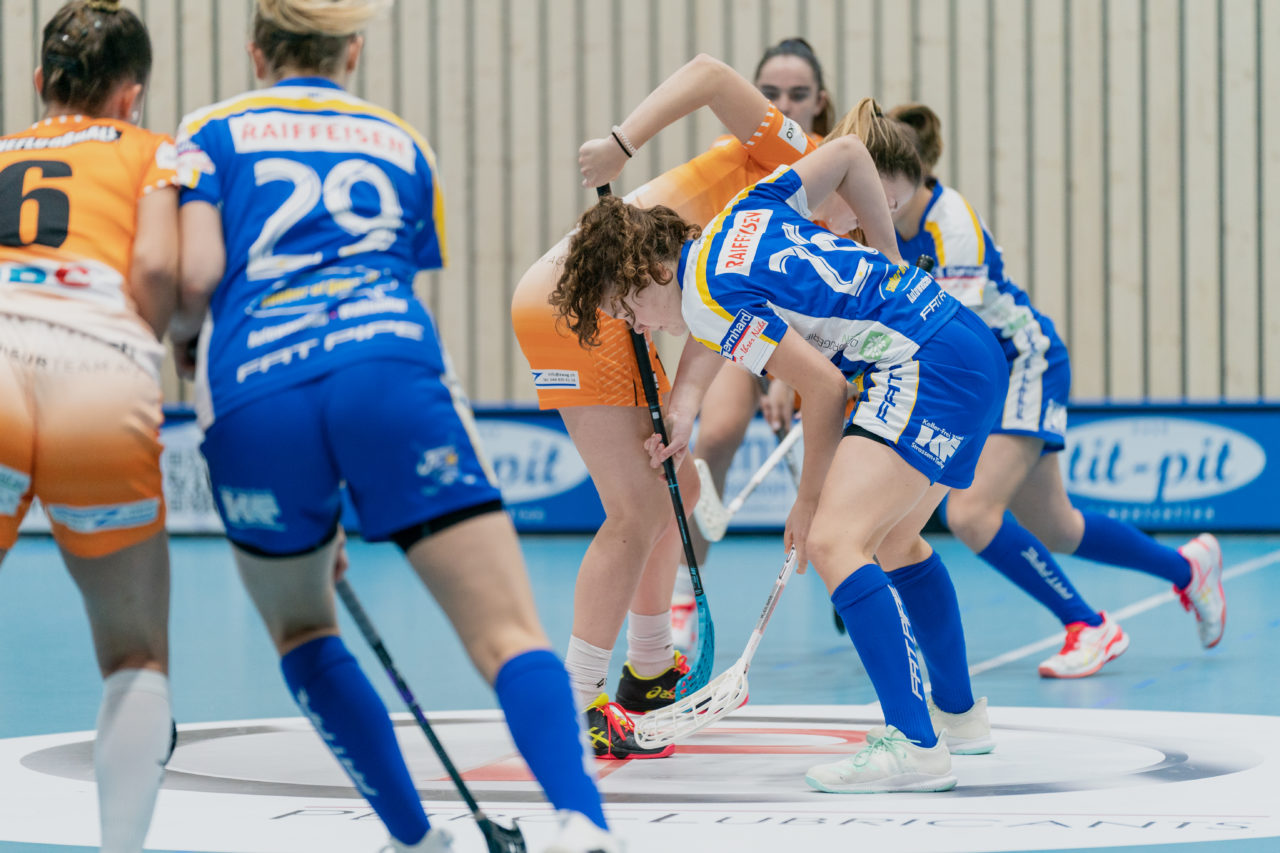 Juniorinnen U21 A 2. Runde 2020/21, Switzerland: 19.09.2020, Kloten, Stighag, Noomi Überschlag (Nr. 26, Kloten-Dietlikon Jets) beim Bully

Credit: Claudio Schwarz, unihockey-fotos.ch